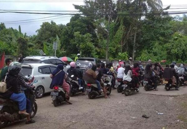 Wisatawan memadati kawasan wisata Anyer dan sekitarnya sejak Selasa, 3 Mei kemarin hingga hari ini, Rabu 4 Mei 2022. Polda Banten memberlakukan satu arah atau lajur (one way) untuk mengurai kemacetan lalu lintas di Jalan Raya Anyer akibat padatnya kendaraan.