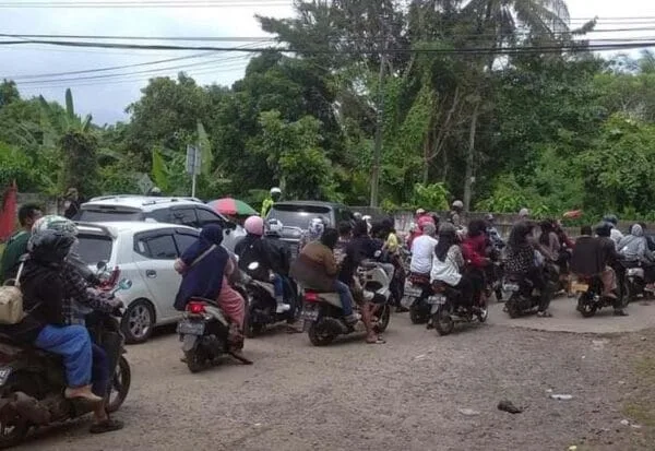 Jalur Wisata Anyer Berlaku One Way, Jalan Alternatif Juga Dialihkan