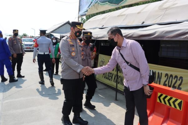 Destinasi wisata bahari Pulau Cangkir di Kecamatan Kronjo dipadati pengunjung pada liburan Idulfitri 1443 hijriah. Kapolres Kota Tangerang Komisaris Besar Zain Dwi Nugroho pun mengimbau pengunjung menjaga dan menaati protokol kesehatan.