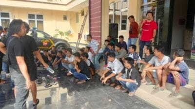 Polres Lebak mengamankan 13 orang tersangka pengeroyokan di Kampung Babakan, Desa Sukanegara, Kecamatan Muncang, Kabupaten Lebak pada Minggu, 8 Mei 2022.