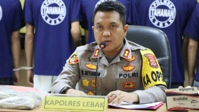Polda Banten menerjunkan satu pleton personel Satuan Brimob usai insiden pengeroyokan yang menimpa 7 orang warga Kecamatan Cipanas di Kampung Babakan Padik, Desa Sukanegara, Kecamatan Muncang Kabupaten Lebak.
