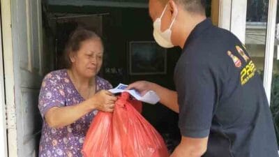 Pengurus Persatuan Wartawan Indonesia (PWI) Kabupaten Tangerang terus berbagi di bulan suci Ramadan 1443 Hijriah. Setelah beberapa kali menggelar baksos, kali ini menyambangi keluarga wartawan senior di Tangerang, Minggu 1 Mei 2022.