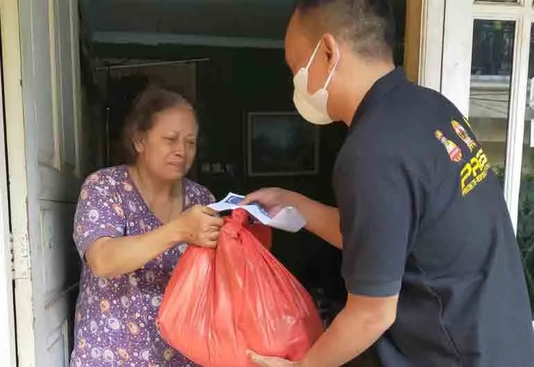 Pengurus Persatuan Wartawan Indonesia (PWI) Kabupaten Tangerang terus berbagi di bulan suci Ramadan 1443 Hijriah. Setelah beberapa kali menggelar baksos, kali ini menyambangi keluarga wartawan senior di Tangerang, Minggu 1 Mei 2022.