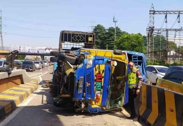 Kecelakaan lalu lintas terjadi di Gerbang Tol Cikupa Tol Tangerang - Merak, Selasa 3 Mei 2022. Truk colt diesel menabrak gardu gerbang tol.