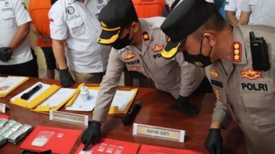 Satuan Reserse Narkoba Polres Kota Serang mengungkap peredaran narkoba dan obat-obatan ilegal. Empat orang tersangka berhasil diamankan.