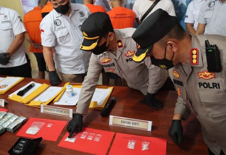 Satuan Reserse Narkoba Polres Kota Serang mengungkap peredaran narkoba dan obat-obatan ilegal. Empat orang tersangka berhasil diamankan.