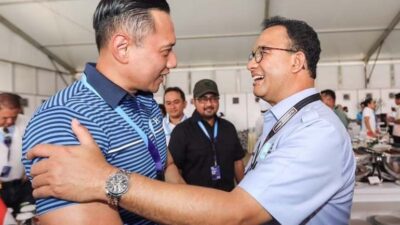 Ketua Umum Demokrat Agus Harimurti Yudhoyono (AHY) disambut Gubernur DKI Anies Baswedan saat menghadiri pertandingan Formula E yang digelar di Ancol, Jakarta Utara, Sabtu pagi, 4 Juni 2022. Keduanya tampak berbincang-bincang akrab.