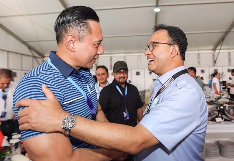 Ketua Umum Demokrat Agus Harimurti Yudhoyono (AHY) disambut Gubernur DKI Anies Baswedan saat menghadiri pertandingan Formula E yang digelar di Ancol, Jakarta Utara, Sabtu pagi, 4 Juni 2022. Keduanya tampak berbincang-bincang akrab.