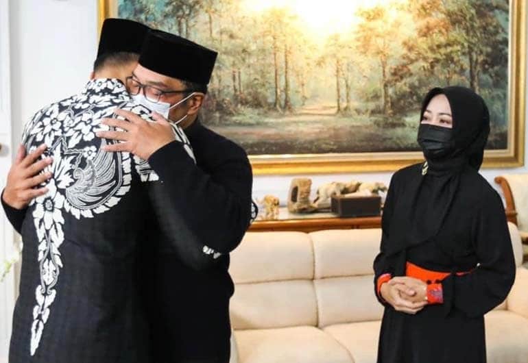 Ketua Umum Partai Demokrat Agus Harimurti Yudhoyono (AHY) memeluk erat Gubernur Jawa Barat Ridwan Kamil saat bertakziah ke Rumah Dinas Gubernur Jawa Barat di Gedung Pakuan, Kota Bandung, Rabu sore, 8 Juni 2022.