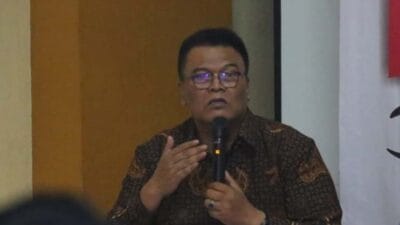 Rencana Pemerintah Pusat menghapus tenaga honorer di pemerintah menjadi buah simalakama. Sebab rencana tersebut berdampak terganggunya pelayanan kepada masyarakat.