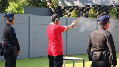 Polda Banten menggelar Lomba Menembak berasama Media Mitra Polda Banten dalam rangka Hari Bhayangkara Ke-76 di Lapangan Tembak Polda Banten pada Jum’at pagi, 10 Juni 2022.