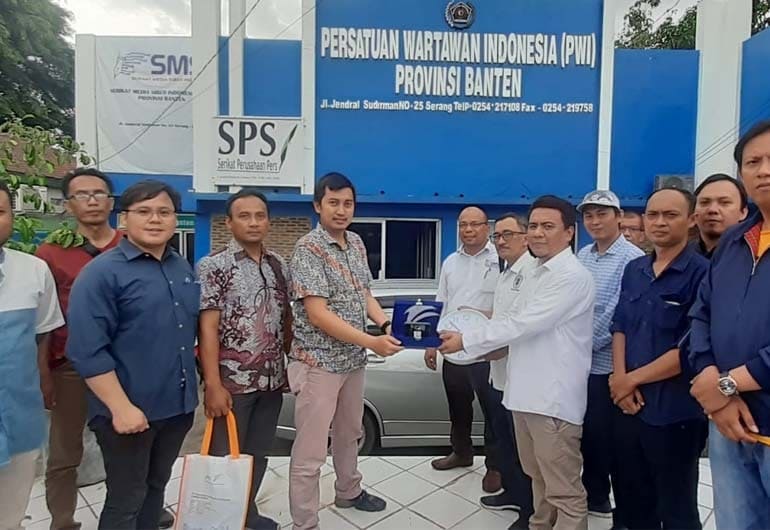 Dalam rangka mempererat tali silatuirahmi dan mengoptimalkan sinergi dengan empat konstituen Dewan Pers, PT Pelindo (Persero) berkunjung ke Kantor Persatuan Wartawan Indonesia (PWI) Provinsi Banten, Jumat 03 Juni 2022.