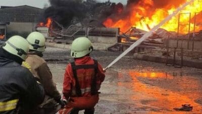 Si jago merah berkobar menghanguskan bangunan pabrik tiner PT Warna Prima Kimiatama, Jalan Raya Cukanggalih, Desa Cukanggalih, Curug, Kabupaten Tangerang, Kamis 9 Juli 2022.