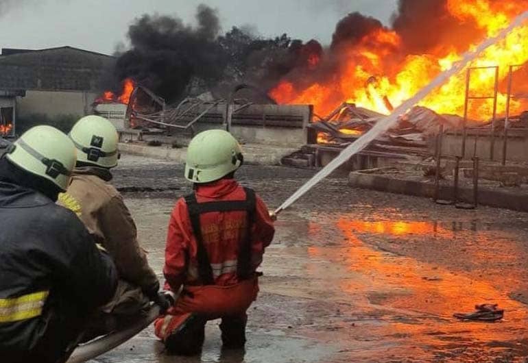 Si jago merah berkobar menghanguskan bangunan pabrik tiner PT Warna Prima Kimiatama, Jalan Raya Cukanggalih, Desa Cukanggalih, Curug, Kabupaten Tangerang, Kamis 9 Juli 2022.