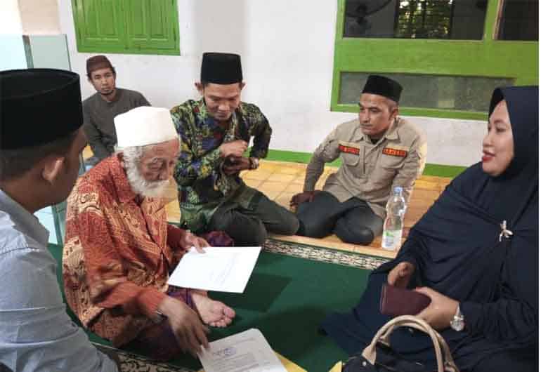 Kiai karismatik Banten, Abuya Muhtadi Dimyati Cidahu, Kabupaten Pandeglang mendukung penuh peringatan Hari Santri Nasional (HSN) ke-8 yang jatuh pada 22 Oktober 2022 mendatang