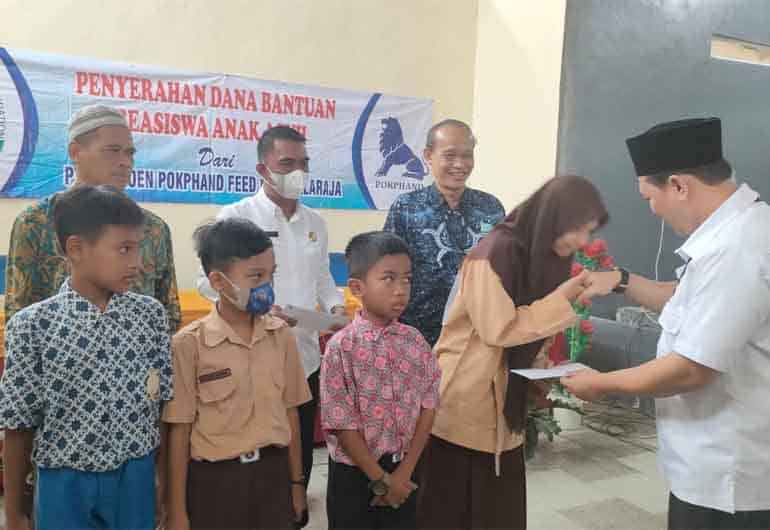 PT Charoen Pokphand Indonesia (CPI) Feed Meel Balaraja memberikan bantuan beasiswa kepada 70 siswa berprestasi di Kabupaten Tangerang, Rabu 28 September 2022.