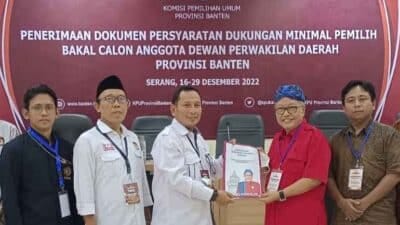 Ananta Wahana secara resmi menyerahkan bukti dukungan pencalonan Anggota Dewan Perwakilan Daerah atau DPD RI Pemilu 2024 ke Komisi Pemilihan Umum (KPU) Banten, Senin (26/12/2022).