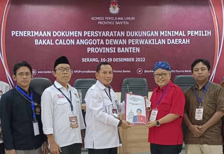 Ananta Wahana secara resmi menyerahkan bukti dukungan pencalonan Anggota Dewan Perwakilan Daerah atau DPD RI Pemilu 2024 ke Komisi Pemilihan Umum (KPU) Banten, Senin (26/12/2022).