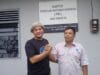Ketua Persatuan Wartawan Indonesia (PWI) Kabupaten Tangerang Sri Mulyo (kiri) bersilaturahmi ke sekretariat PWI Banyumas, di Gedung RRI, Jalan Jendral Soedirman, Purwokerto, Banyumas Jawa Tengah, Kamis, 29 Desember 2022. (Foto : Ist)