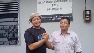 Ketua Persatuan Wartawan Indonesia (PWI) Kabupaten Tangerang Sri Mulyo (kiri) bersilaturahmi ke sekretariat PWI Banyumas, di Gedung RRI, Jalan Jendral Soedirman, Purwokerto, Banyumas Jawa Tengah, Kamis, 29 Desember 2022. (Foto : Ist)