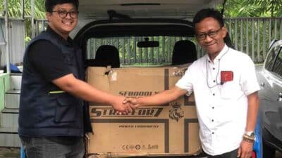 Universitas Multimedia Nusantara memberikan hibah generator set (genset) dengan kapasitas pakai daya listrik 5000 Watt kepada Gugus Mitigasi Lebak Selatan.