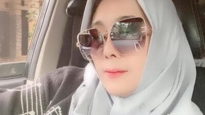 Perempuan penyanyi yang suka memerankan dirinya berkait supranatural merasa gemetar ketika berdiri di panggung.