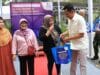 Pj Bupati Tangerang Andi Ony P secara simbolis menyerahkan beras premium harga terjangkau bagi masyarakat di Kecamatan Kelapa dua, yang diselenggarakan oleh PT Lippo Karawaci