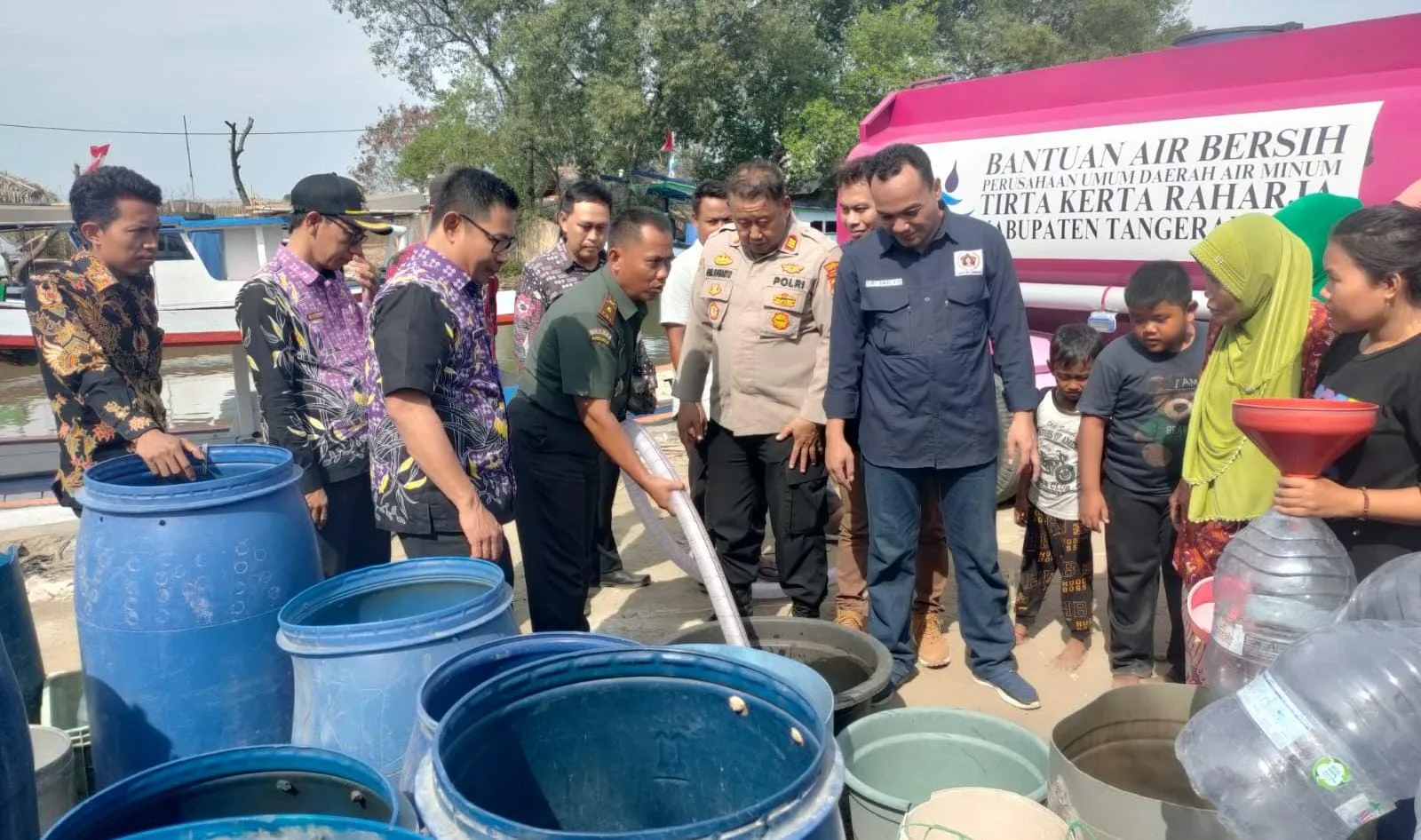 Bantu Warga Terdampak Kekeringan, PWI dan Perumdam TKR Baksos di Pakuhaji