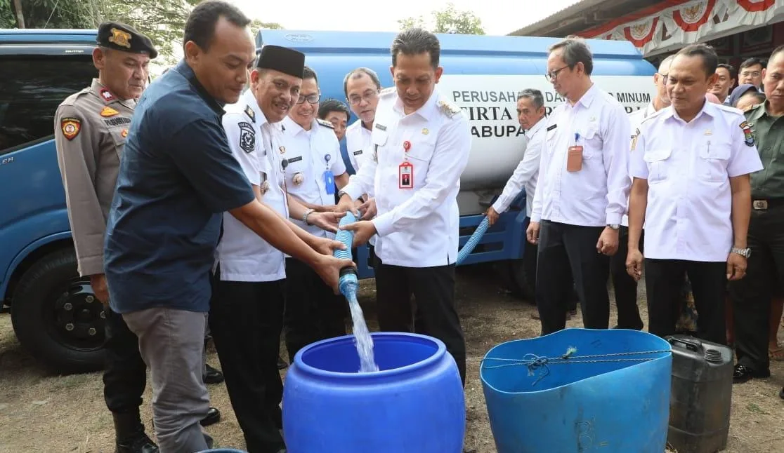 PWI dan Perumdam TKR Salurkan Bantuan 105 Ribu Liter Air Bersih di Pakuhaji
