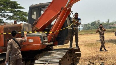 Satpol PP Kabupaten Tangerang menghentikan aktivitas gali uruk di Desa Kendati, Kecamatan Gunung Kaler, Senin, 16 Oktober 2023