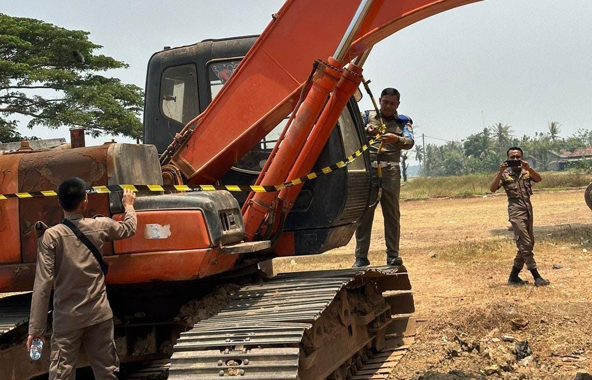 Satpol PP Kabupaten Tangerang menghentikan aktivitas gali uruk di Desa Kendati, Kecamatan Gunung Kaler, Senin, 16 Oktober 2023