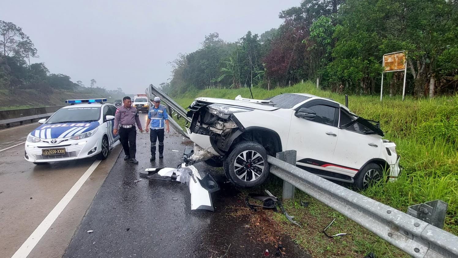 Oleng di Tol Serang - Panimbang, Fortuner Ringsek Tabrak Pembatas Jalan