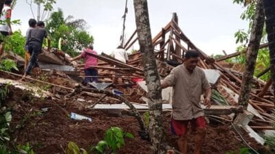 Sebanyak lima rumah warga Kampung Paniis Lebak, Desa Jiput, Kecamatan Jiput, Kabupaten Pandeglang terdampak longsor yang diduga akibat adanya galian untuk pembangunan perumahan. Bahkan dua rumah mengalami rusak berat dan tiga mengalami rusak ringan.