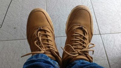 Seiring dengan harga sepatu yang semakin mahal, menjaga agar sepatu tetap awet dan tahan lama menjadi hal yang sangat penting.