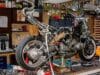 kaum wanita, ada beberapa faktor yang perlu dipertimbangkan untuk menentukan waktu yang tepat untuk melakukan servis sepeda motor.