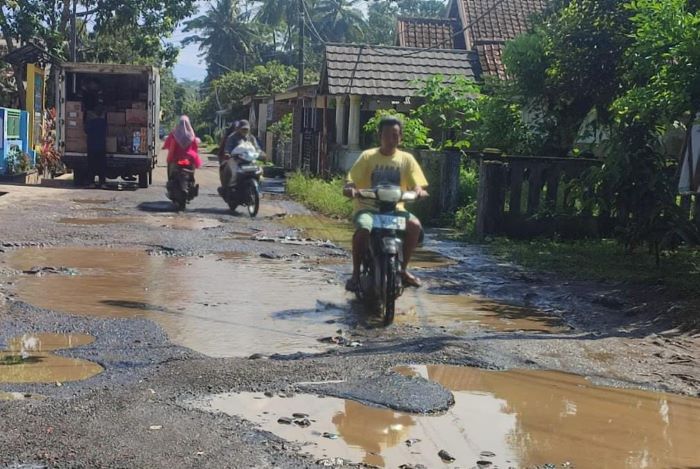 Miris! Jalan Menuju Kantor Kecamatan Cikedal Pandeglang Rusak Parah