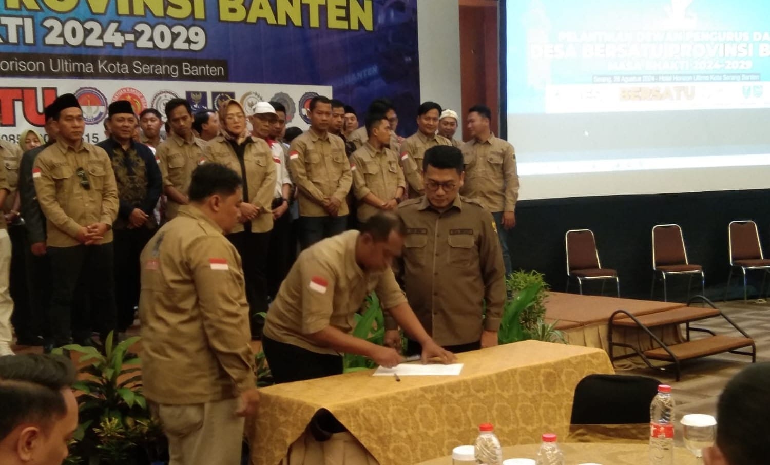 Ketua Umum DPP Desa Bersatu, Mochamad Asri Anas, secara resmi melantik kepengurusan Dewan Pimpinan Daerah (DPD) Desa Bersatu Provinsi Banten untuk periode 2024-2029.