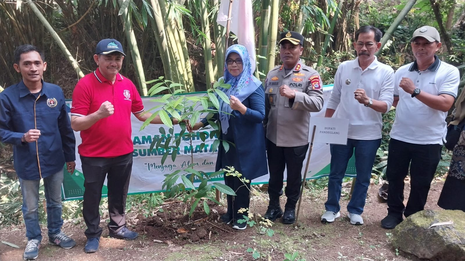 Persatuan Wartawan Indonesia (PWI) Kabupaten Pandeglang menanam pohon di Sumber mata air Ciwasiat, Kampung Ciwasiat, Kelurahan Pandeglang, Kecamatan Pandeglang, Sabtu, 10 Agustus 2024.