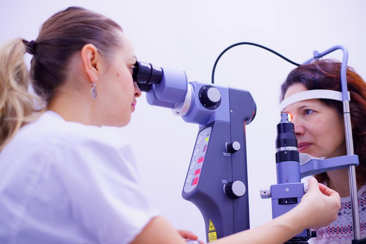 banyak orang yang menghadapi masalah penglihatan yang mengganggu kualitas hidup mereka. Salah satu solusi modern yang semakin populer untuk masalah penglihatan adalah Lasik.