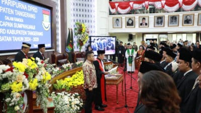 Gedung DPRD Kabupaten Tangerang, Jumat, 23 Agustus 2024, bergema dengan lantunan sumpah janji 55 anggota dewan terpilih periode 2024-2029. Suasana khidmat menyelimuti ruangan, menandai awal perjalanan baru bagi parlemen daerah tersebut.