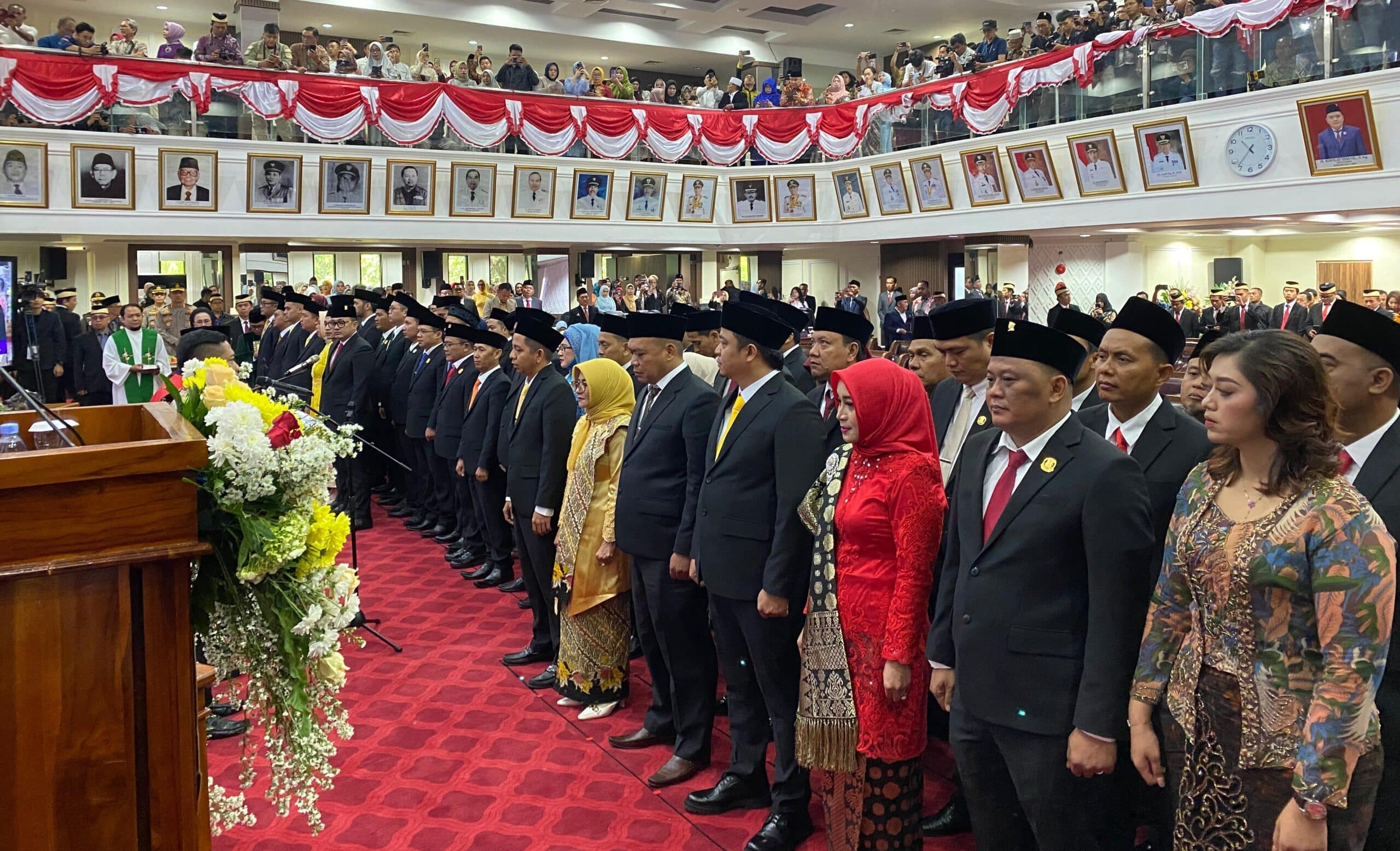 ada Jumat, 23 Agustus 2024, Gedung DPRD Kabupaten Tangerang menjadi saksi pelantikan 55 anggota Dewan Perwakilan Rakyat Daerah (DPRD) terpilih untuk masa jabatan 2024-2029. Prosesi sakral ini menandai dimulainya tugas berat para wakil rakyat dalam menjalankan amanat masyarakat.