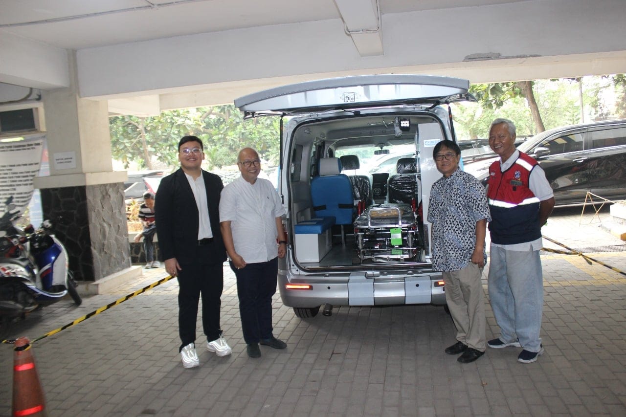 Perjuangan Abraham Garuda Laksono, Anggota DPRD Provinsi Banten, yang bertekad membantu satu unit ambulans untuk Gereja St. Helena di Tangerang terealisasi. Berkat dukungan dari Komisi VI DPR RI dan Pelindo, bantuan ini diserahkan secara simbolis pada hari Minggu, 22 September 2024.