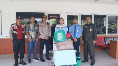 Seorang pengguna jasa penerbangan di Bandara Soekarno-Hatta mengucapkan terima kasih kepada Polresta Bandara Soetta setelah barang hilangnya berhasil ditemukan dan dikembalikan. Kapolsubsektor Terminal I menjelaskan proses penemuan dan pengembalian barang, serta mengimbau penumpang untuk lebih berhati-hati menjaga barang bawaannya