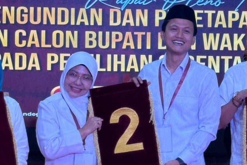 Dewi Iing dan Raden Dewi Setiani raih nomor urut 2 dalam pengundian KPU Pandeglang, menandakan optimisme untuk kemenangan di Pilkada 2024. Calon bupati berharap kampanye berjalan damai dan ceria, sejalan dengan calon gubernur Banten.