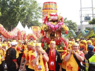 Puluhan ribu masyarakat Kota Tangerang meriahkan Parade Gotong Toapekong yang digelar 12 tahunan oleh Perkumpulan Boen Tek Bio. Acara ini menampilkan semangat keberagaman dan kebersamaan, dihadiri oleh tokoh penting seperti Sinta Nuriyah dan Pj Wali Kota Dr. Nurdin. Temukan momen bersejarah yang menguatkan persatuan antarumat beragama di Indonesia!