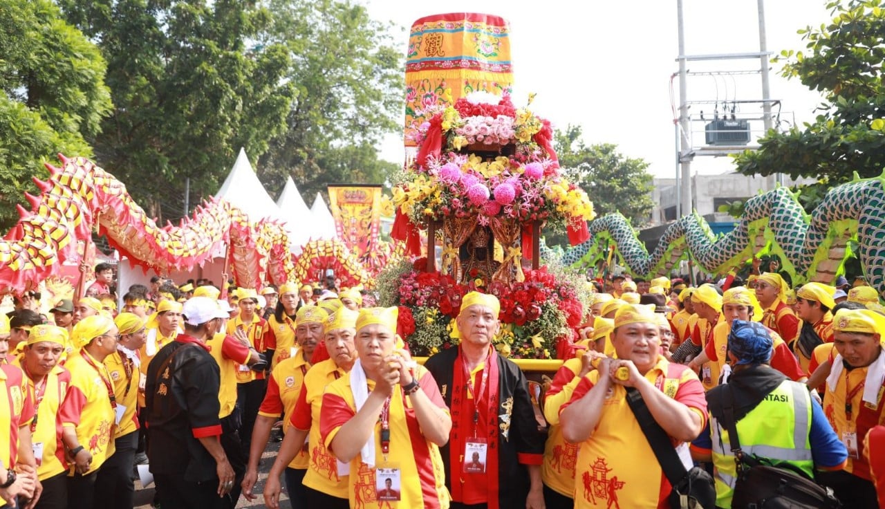 Puluhan ribu masyarakat Kota Tangerang meriahkan Parade Gotong Toapekong yang digelar 12 tahunan oleh Perkumpulan Boen Tek Bio. Acara ini menampilkan semangat keberagaman dan kebersamaan, dihadiri oleh tokoh penting seperti Sinta Nuriyah dan Pj Wali Kota Dr. Nurdin. Temukan momen bersejarah yang menguatkan persatuan antarumat beragama di Indonesia!