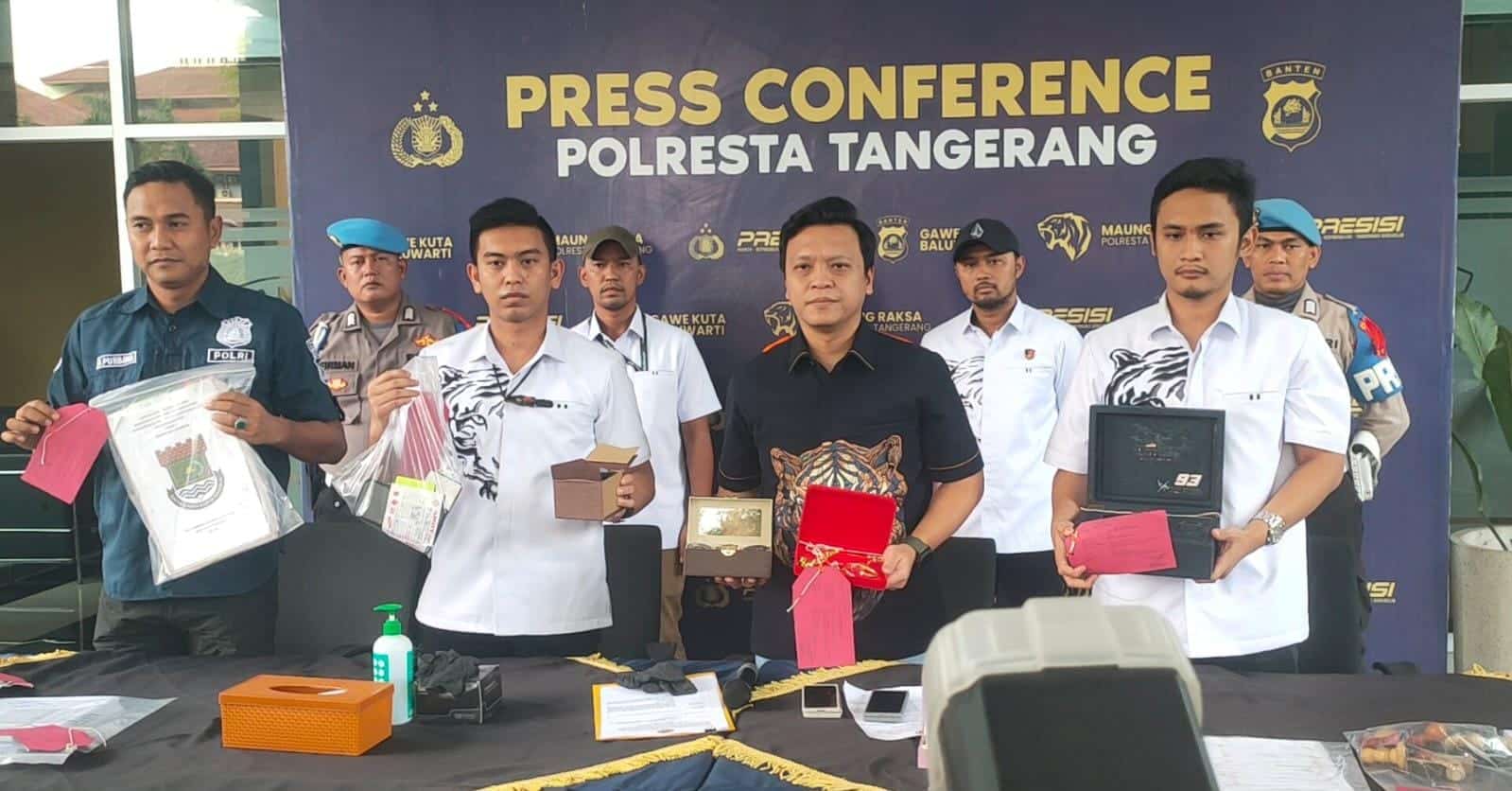 Mantan Kades Gembong, Ahmad Hudori, ditangkap polisi karena diduga menggelapkan Rp 1,38 miliar dari anggaran Dana Desa 2018 untuk hiburan malam. Temukan detail skandal korupsi dan modus operandi yang diungkap dalam kasus ini
