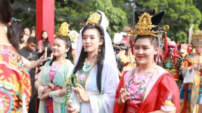 Parade 12 tahunan Gotong Toapekong di Kota Tangerang diramaikan oleh 37 barisan peserta, menunjukkan semangat toleransi dan keragaman. Dipimpin oleh Perkumpulan Boen Tek Bio, acara ini melibatkan berbagai komunitas dan tokoh lintas agama dalam merayakan moderasi dan kolaboras