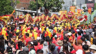 Ribuan masyarakat Kota Tangerang merayakan kemeriahan Parade 12 Tahunan Gotong Toapekong dengan diiringi 1.200 pembawa liong. Tiga joli yang memukau, termasuk YMS Kwan Im Hud Couw, menjadi sorotan utama. Dikenal sebagai Warisan Budaya Tak Benda, perayaan ini dipimpin oleh generasi muda Tionghoa yang bersemangat melestarikan budaya mereka.