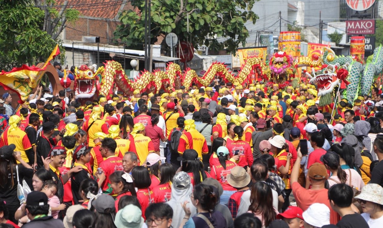 Ribuan masyarakat Kota Tangerang merayakan kemeriahan Parade 12 Tahunan Gotong Toapekong dengan diiringi 1.200 pembawa liong. Tiga joli yang memukau, termasuk YMS Kwan Im Hud Couw, menjadi sorotan utama. Dikenal sebagai Warisan Budaya Tak Benda, perayaan ini dipimpin oleh generasi muda Tionghoa yang bersemangat melestarikan budaya mereka.